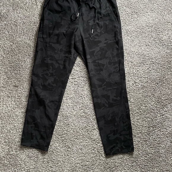 Lululemon On the Fly 7/8 Pant (Camo black) - Picture 4 of 6